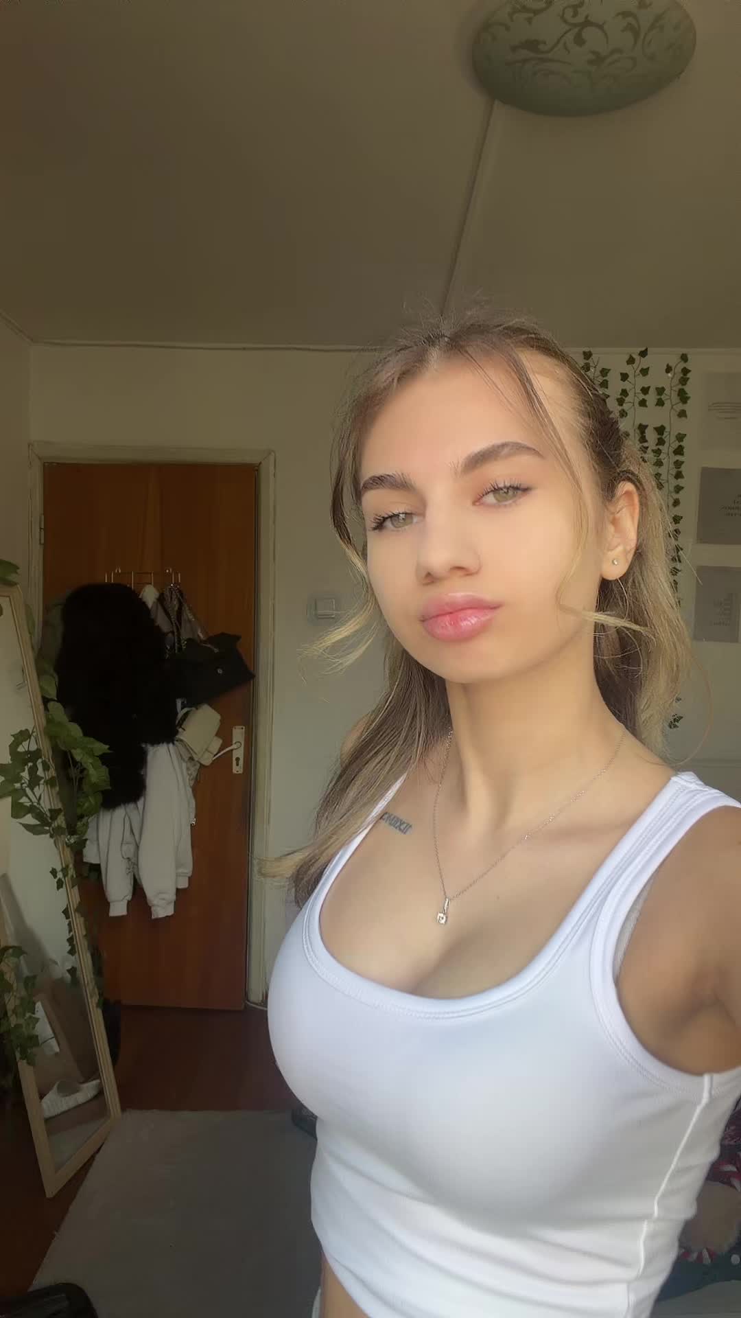 @🦦