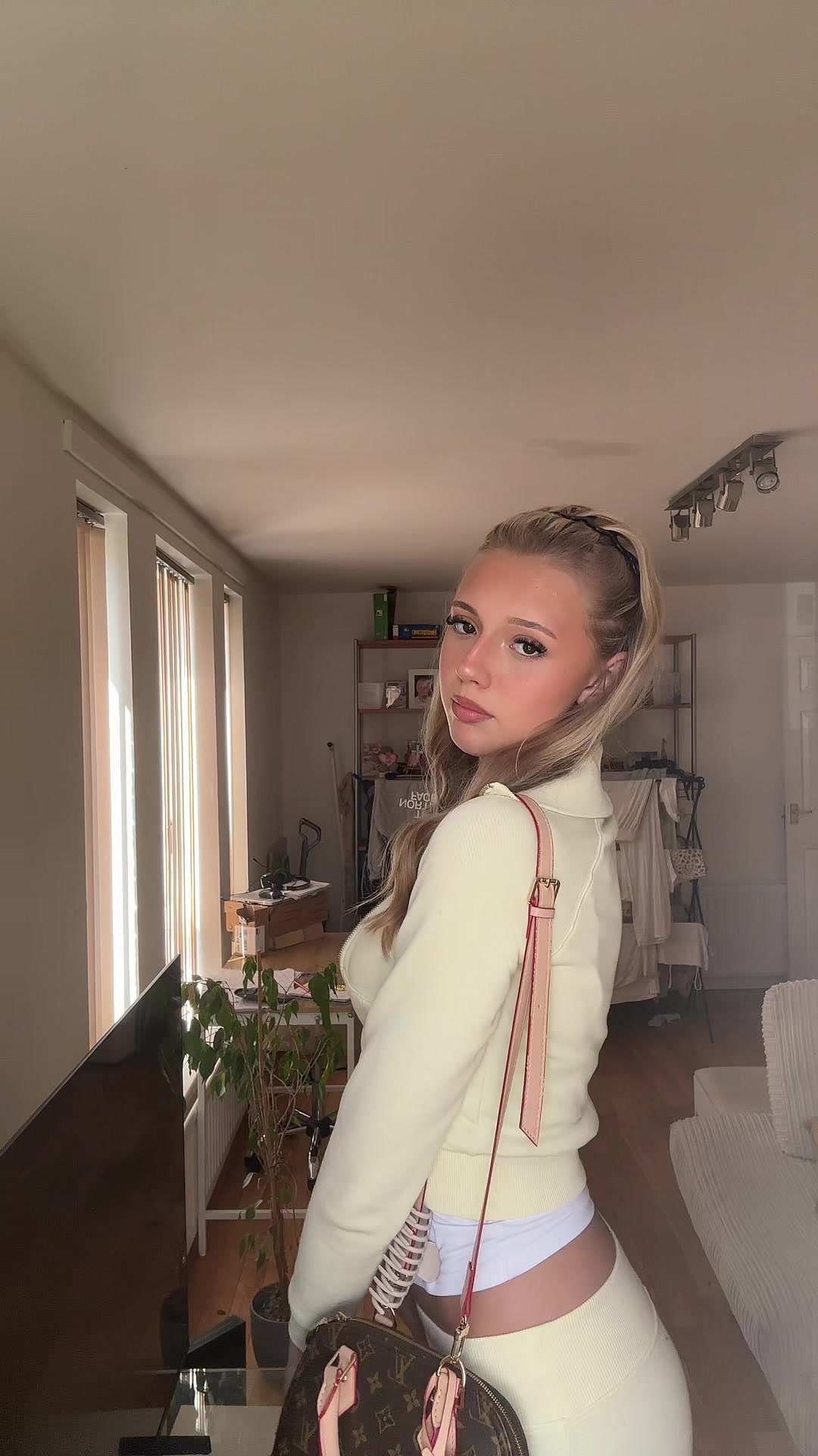 @⭒₊⊹ 𝘭𝘢𝘺𝘭𝘢 𝘬𝘪𝘮 ⭒˚.⋆