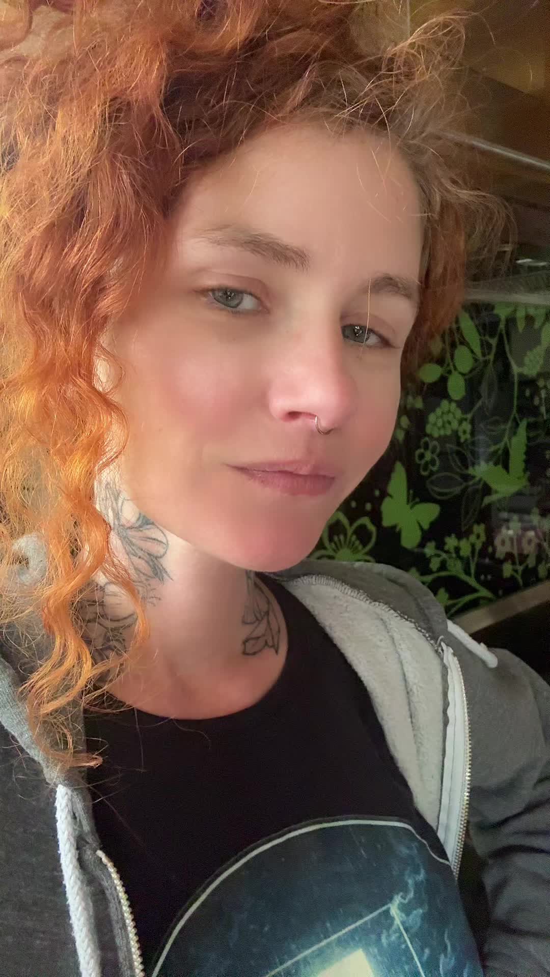 @curlyhairandtattoos