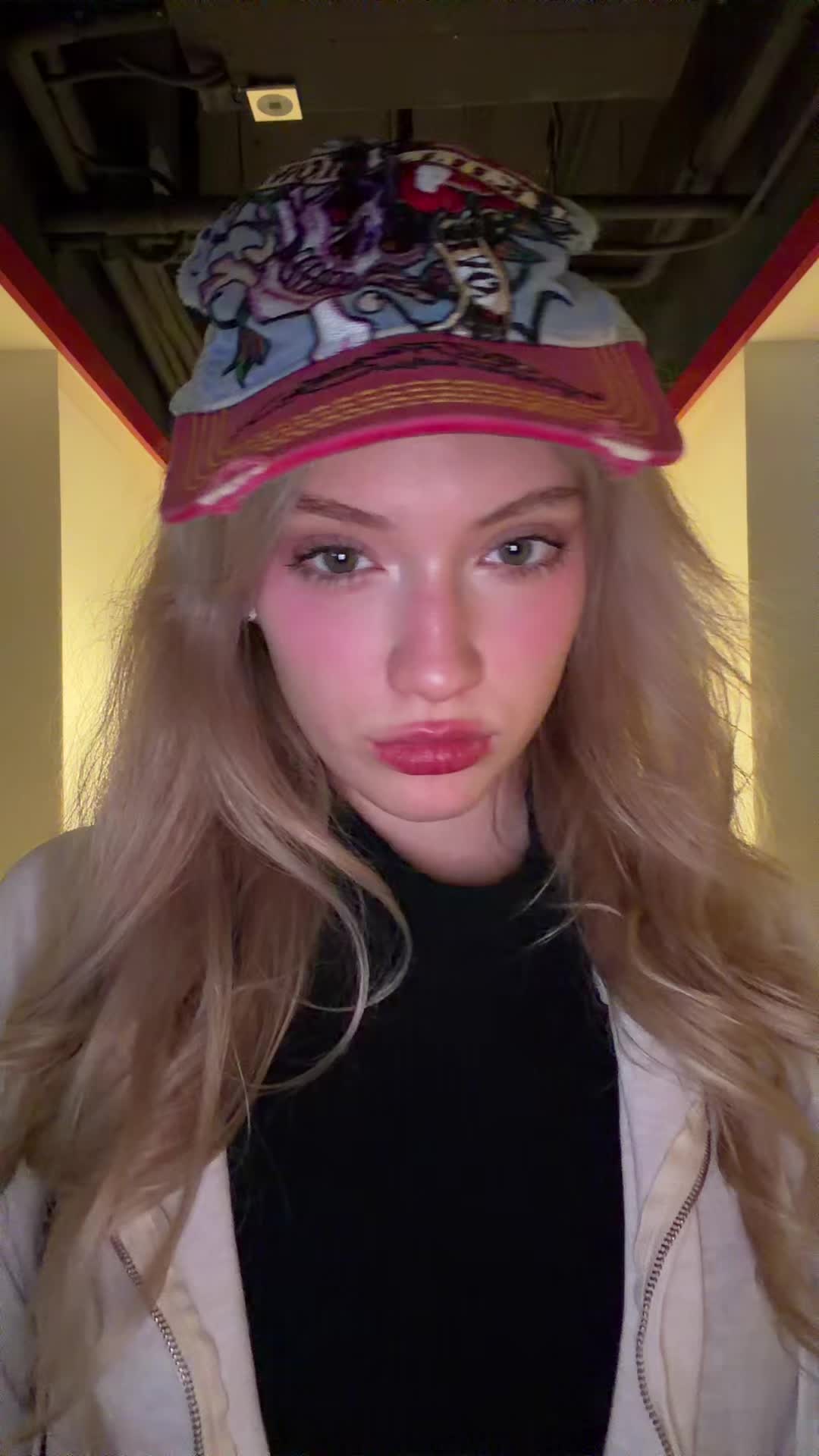 @MarisaLeona_