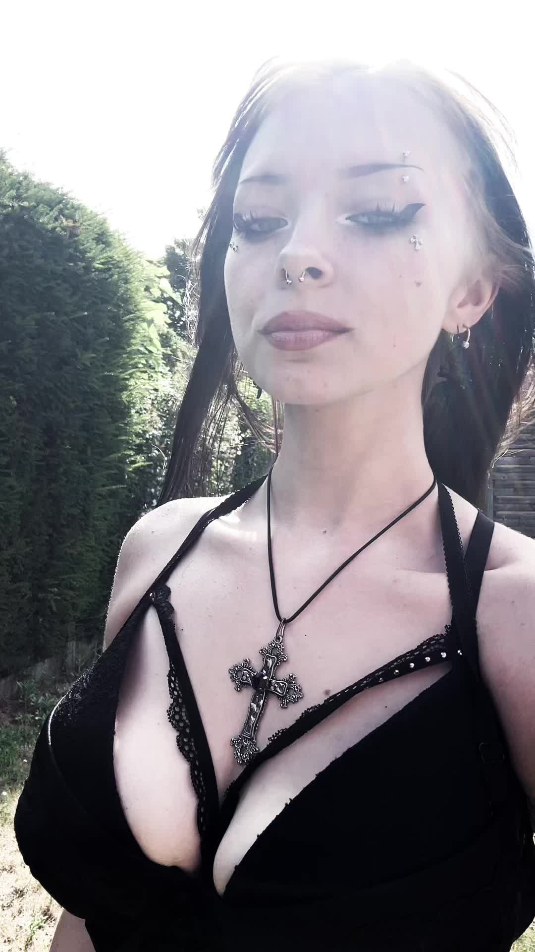 @·:*¨༺☠︎︎♱𝔩𝔢𝔢♱☠︎︎༻¨*:·