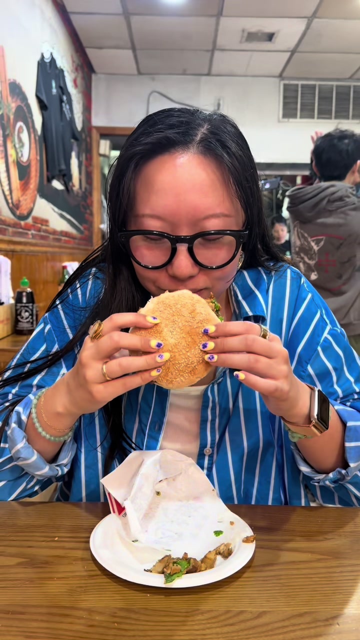 @Lea is eating 🥟 NYC foodie