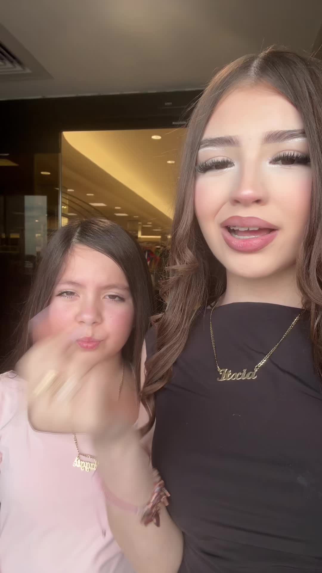 @Deliciaasisters