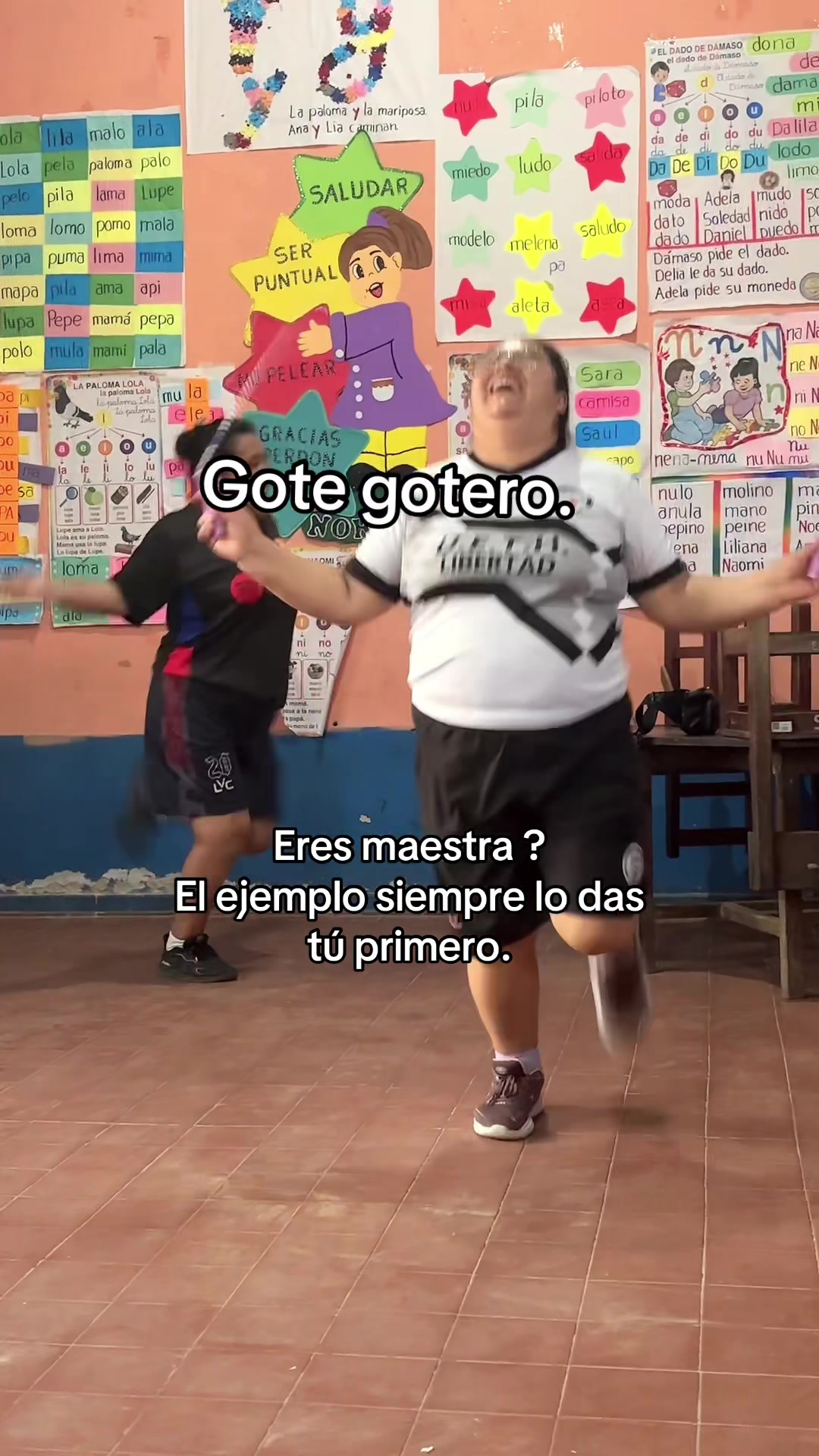 @La Prof. Mónica 📚✍️🇧🇴🍍