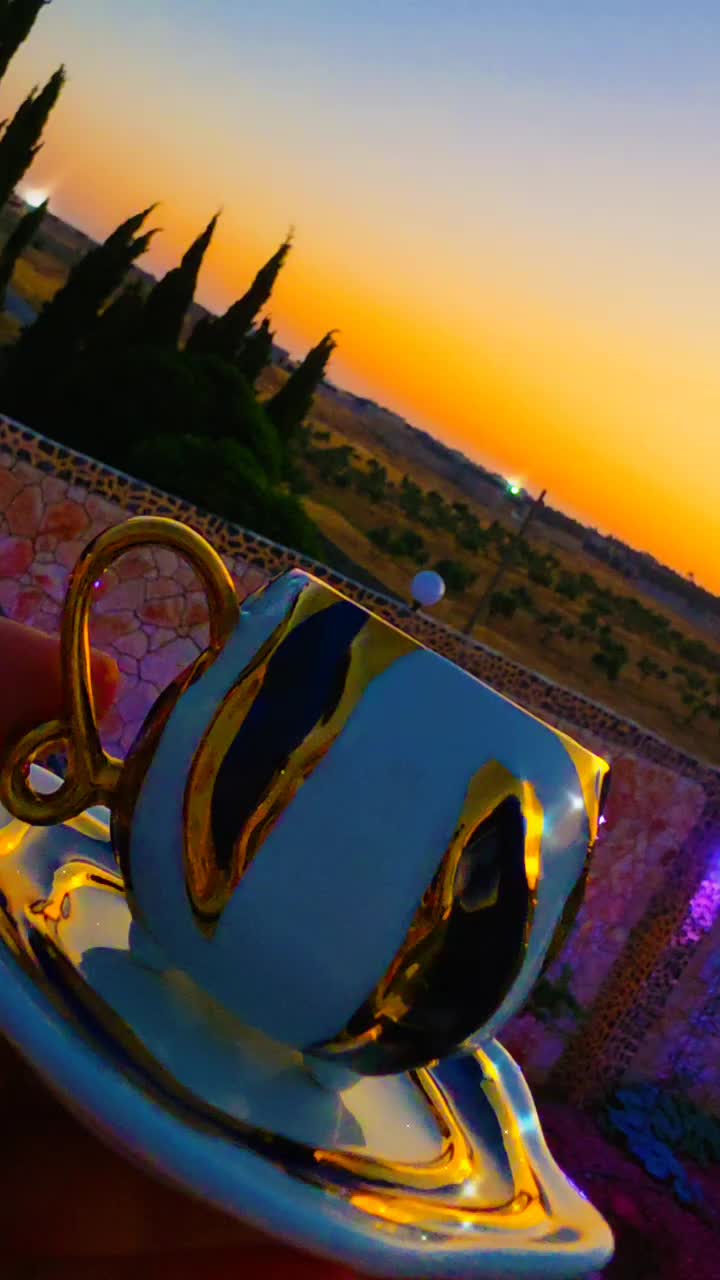@حْوْرْ آلْعْيْنْ.