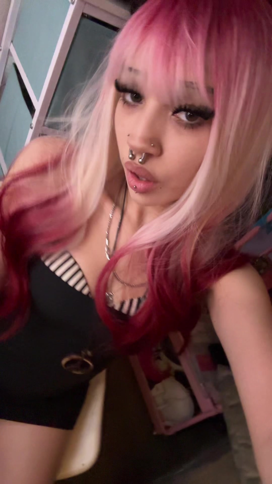 @>⩊<
