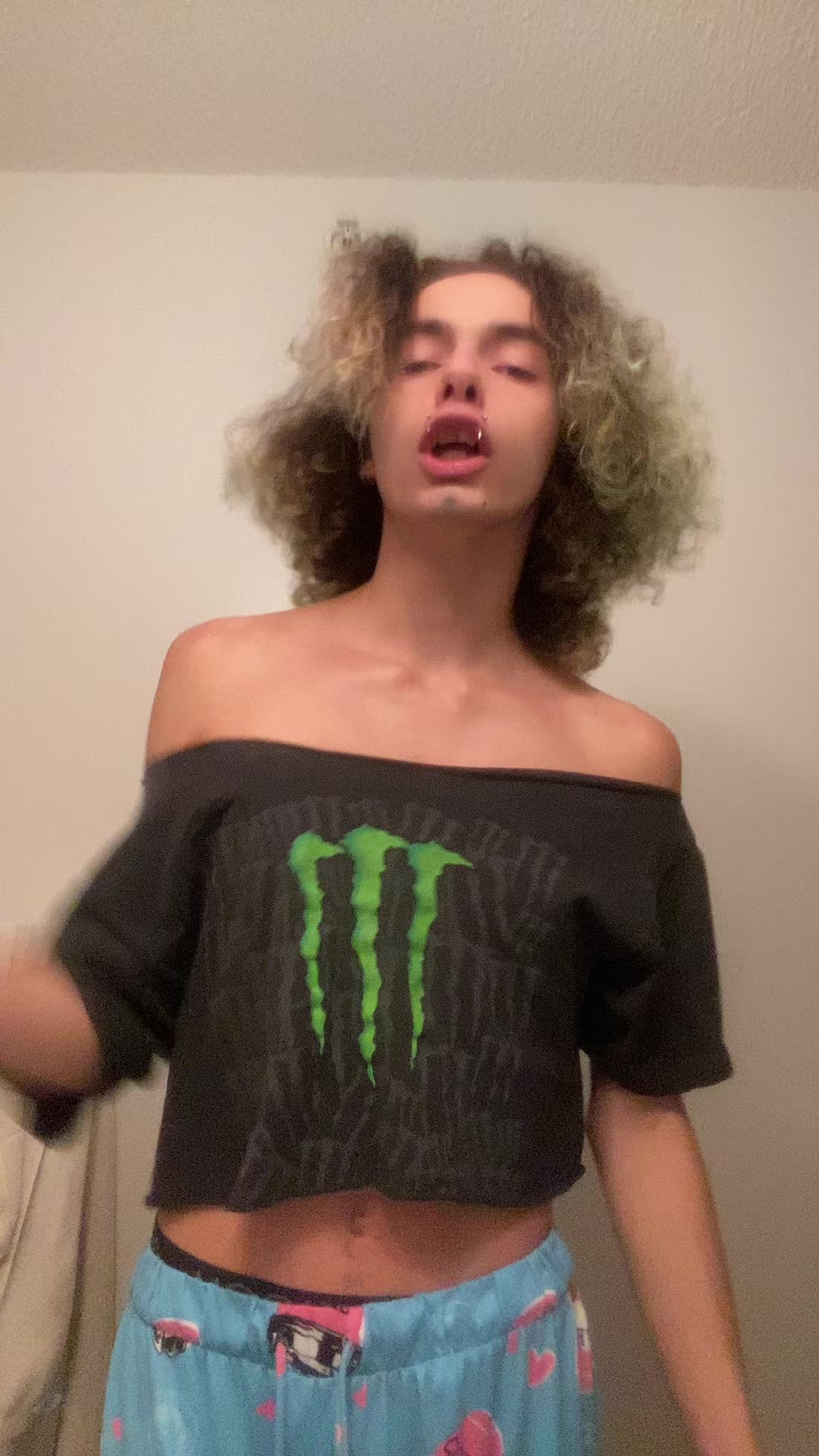 @shes_licking_thewall