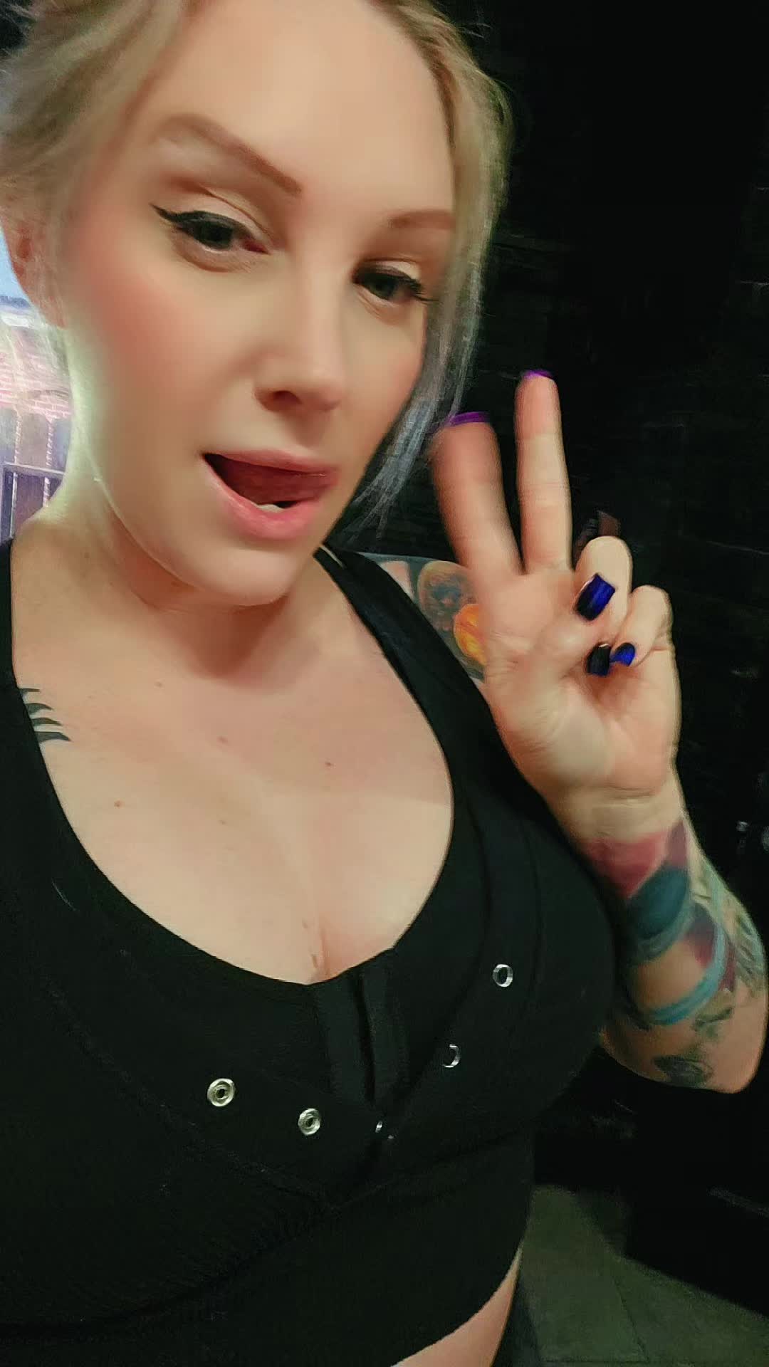 @TheMoistQueen ®️