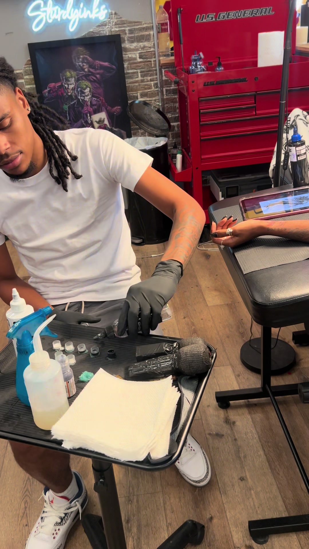 @Mike Tattoo artist