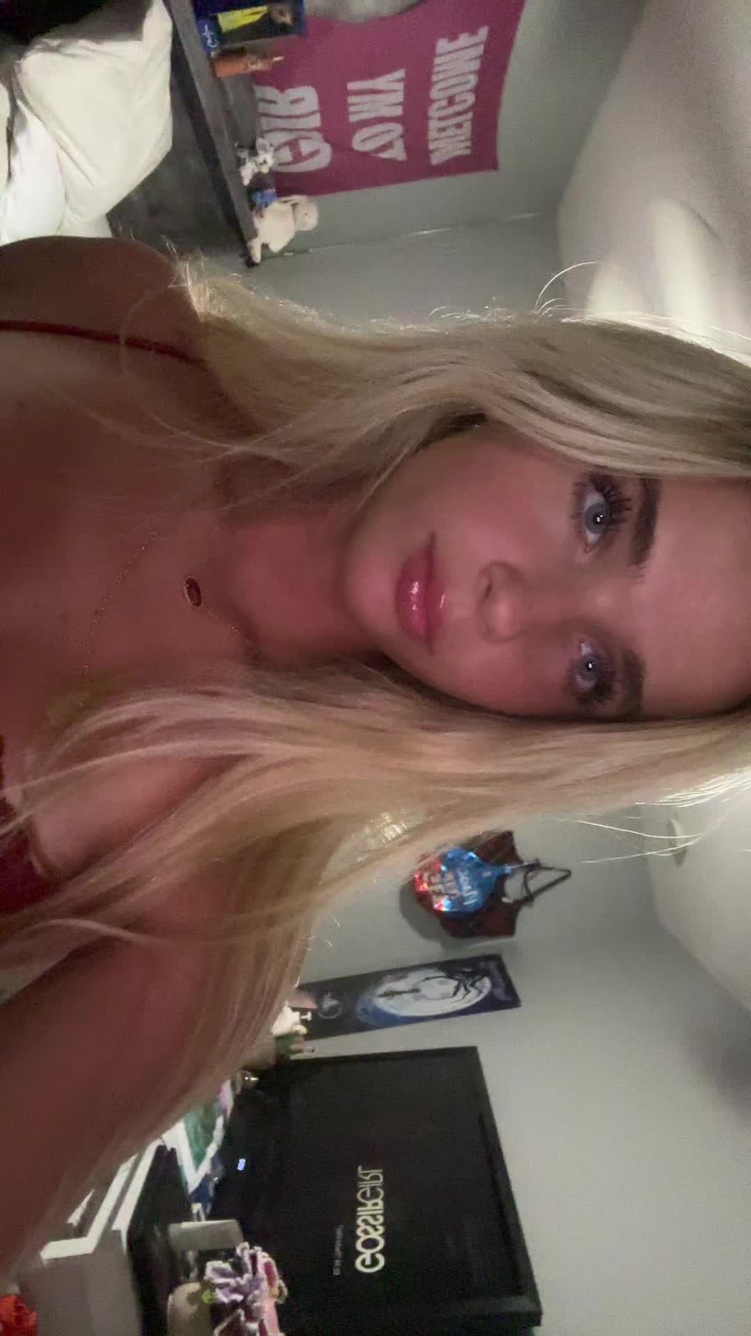 @thatblondandbrunete