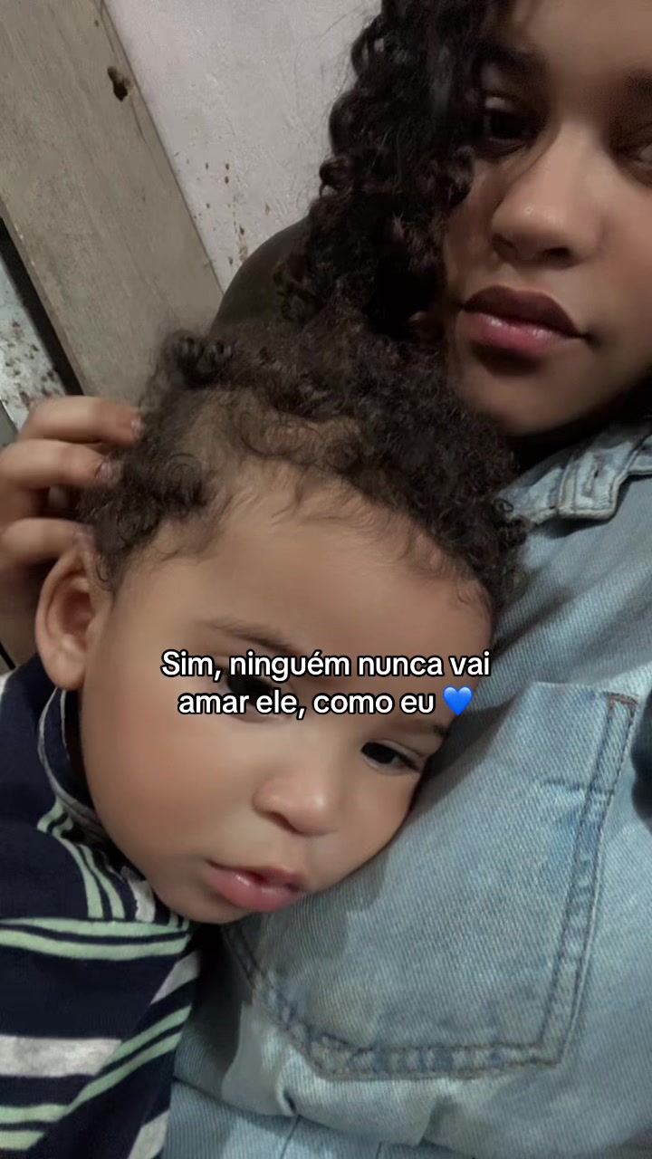 @carolainevitoria
