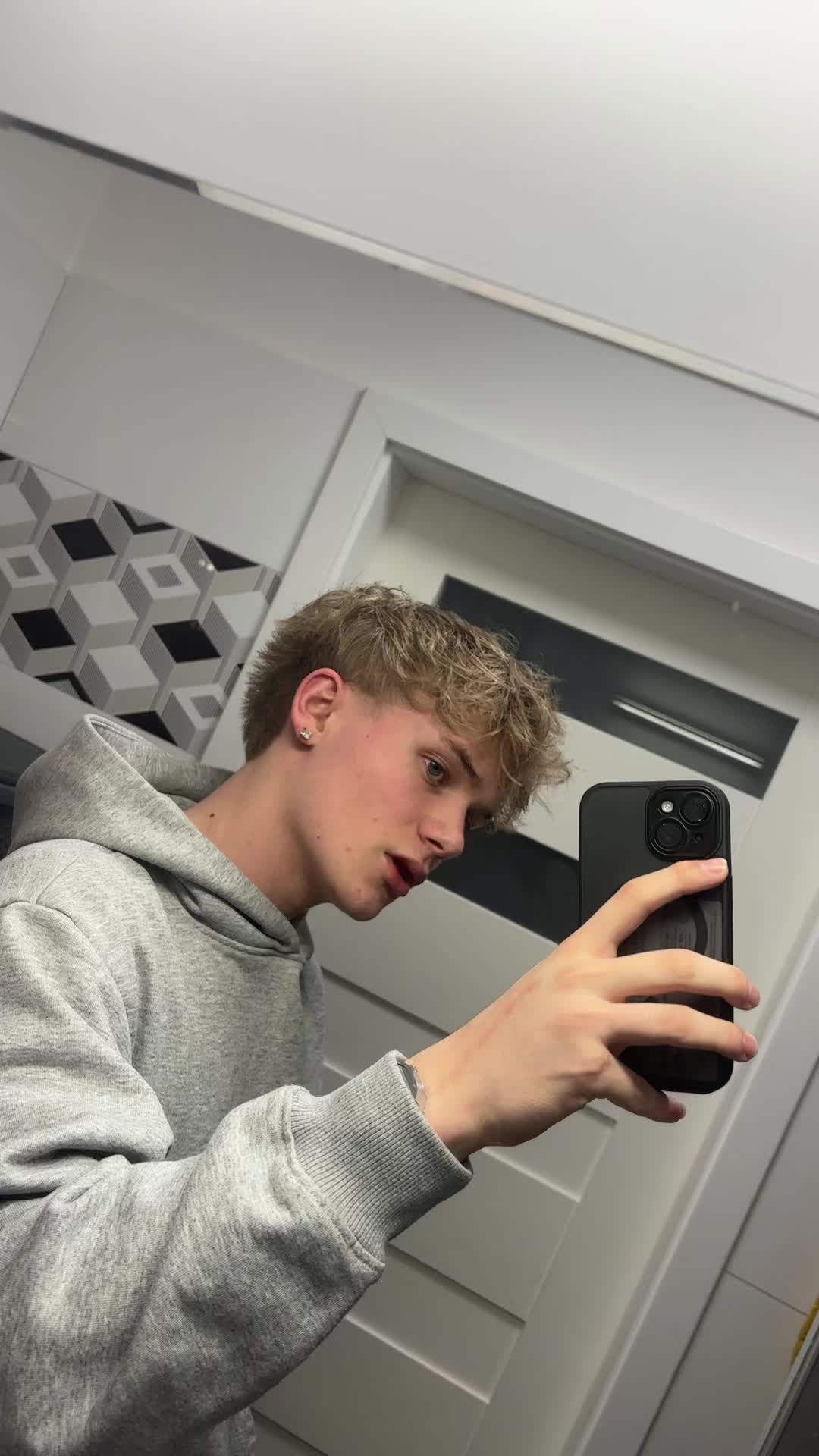 @IG• _pomiankowski_