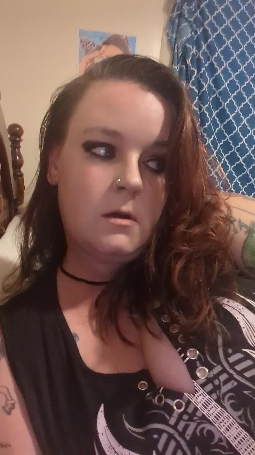 @EmoChickThatsBroken🖤