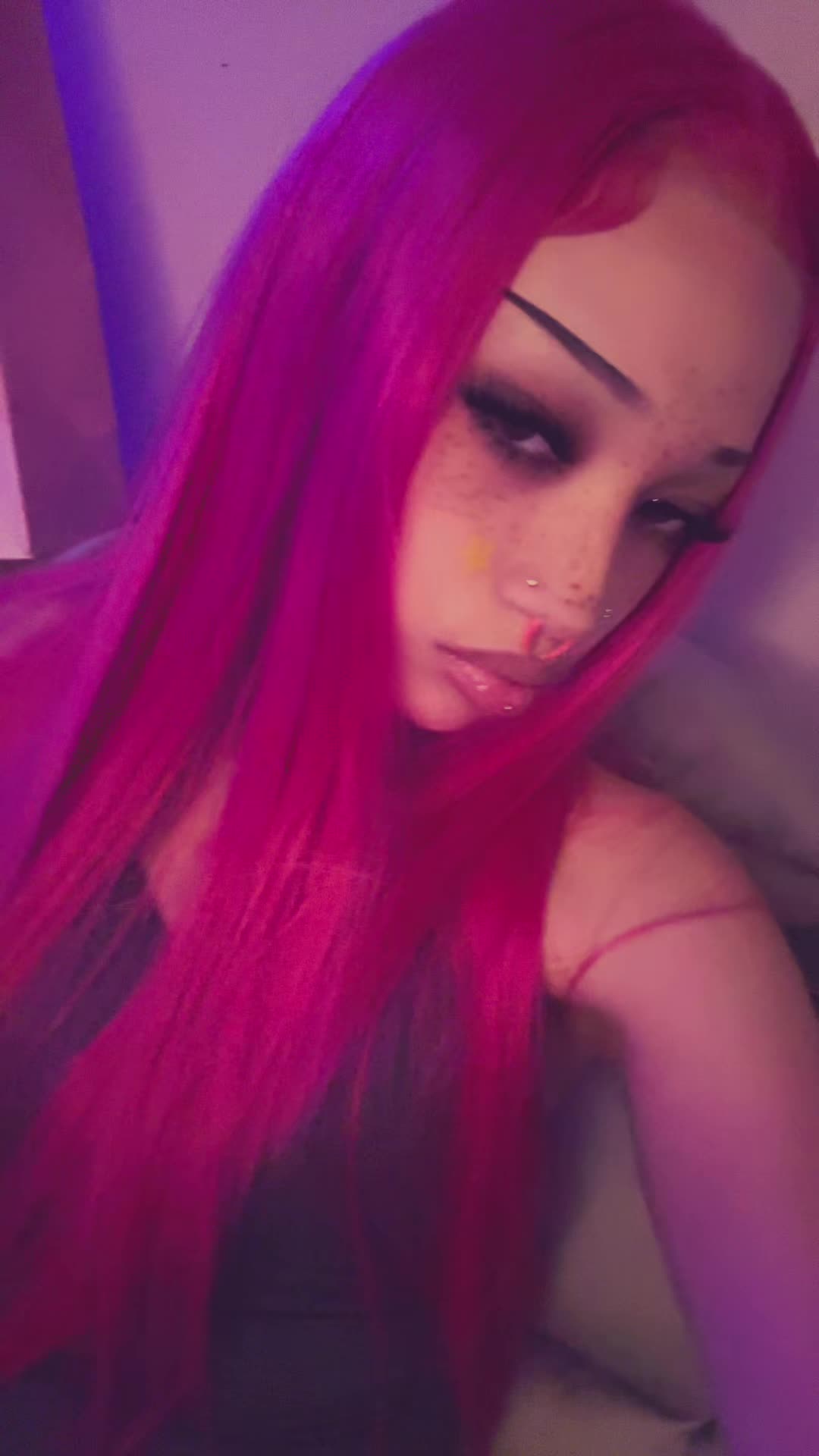@>⩊<