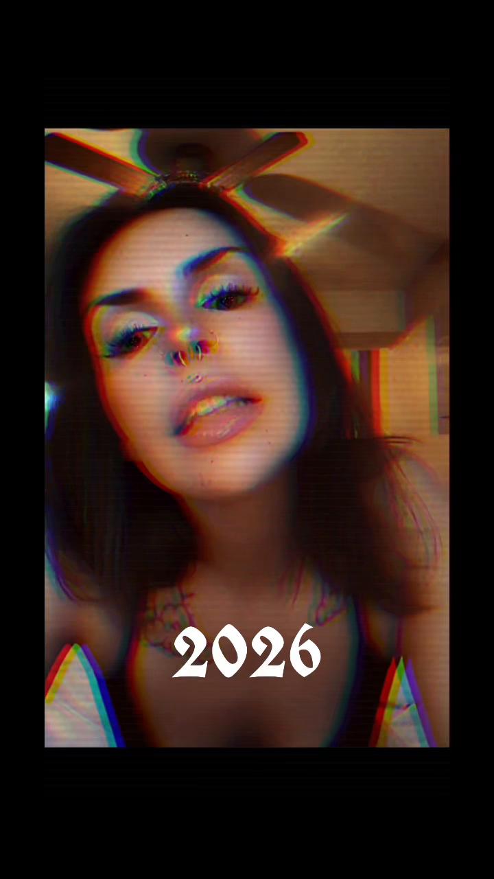 @Not ur gf 🤗🖤😘😈