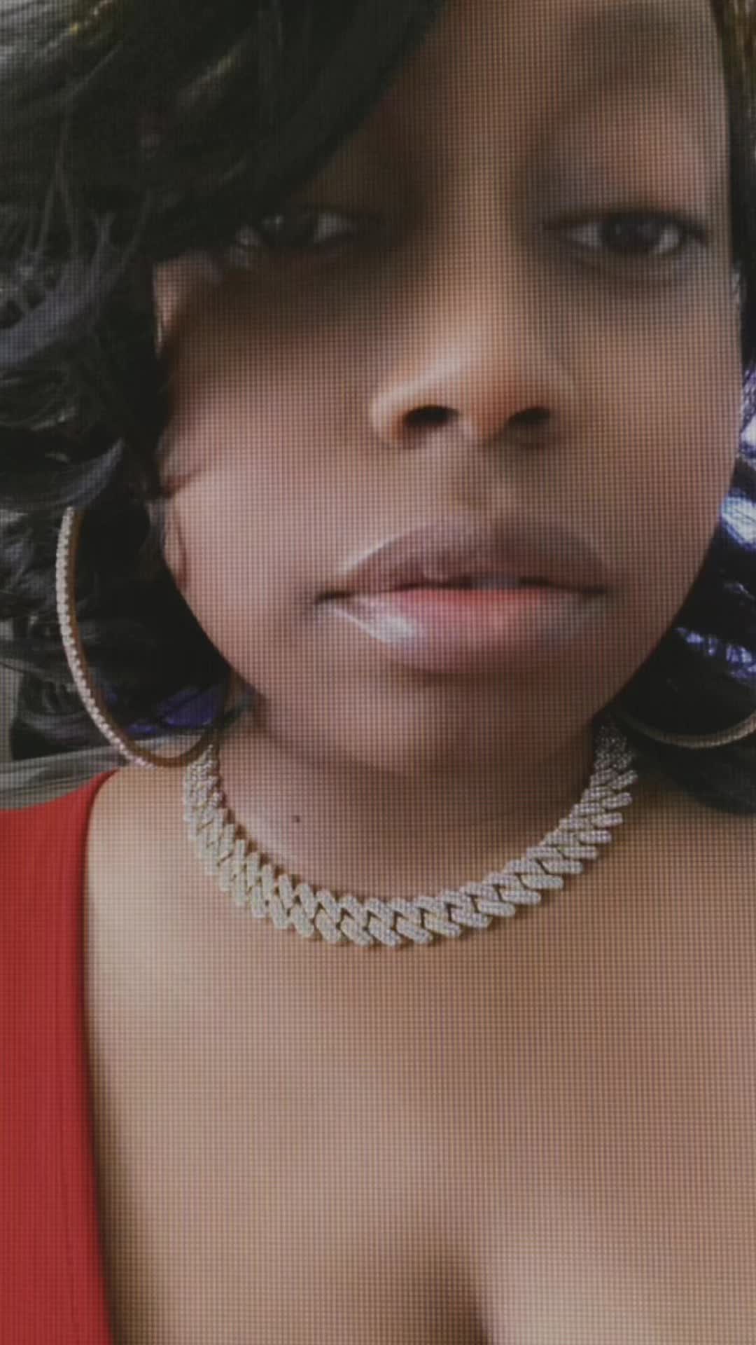 @_thebeezkneez