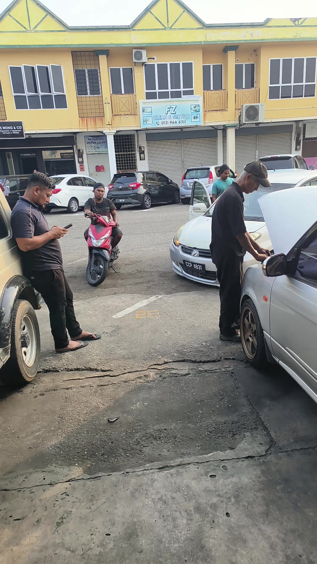 @Bengkel Tangan Kiri