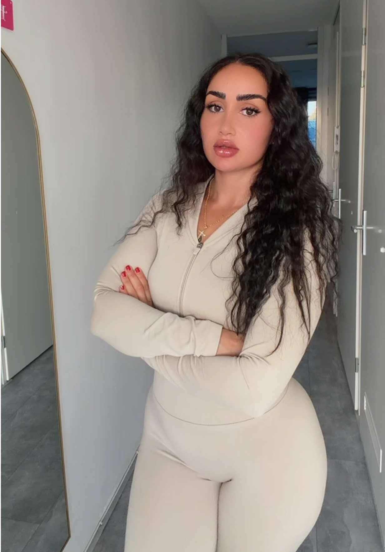 @EllxFit