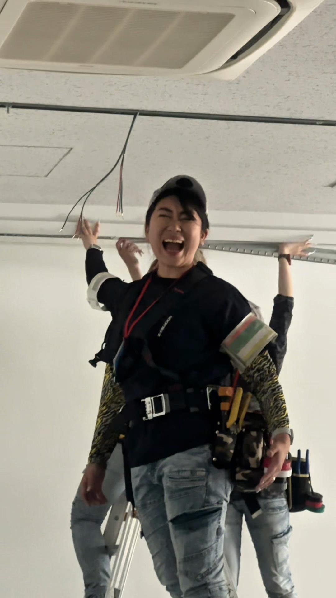 @歌舞伎町に花咲く電工女子達|電気工事|光の世界