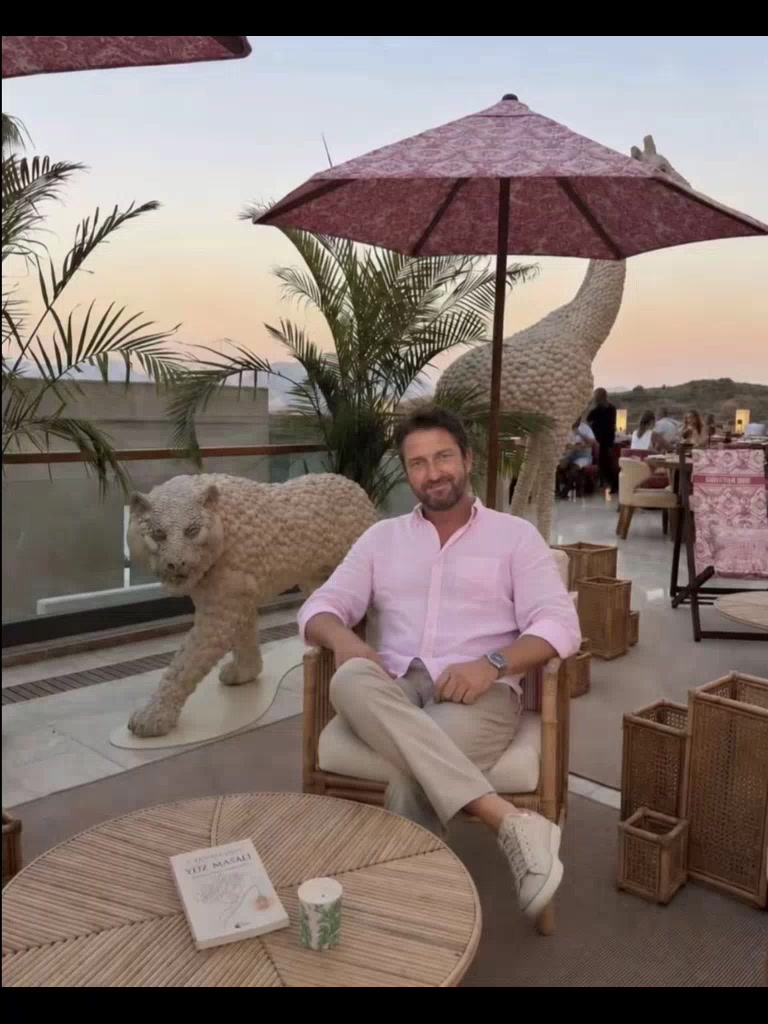@Gerard butler private account✅