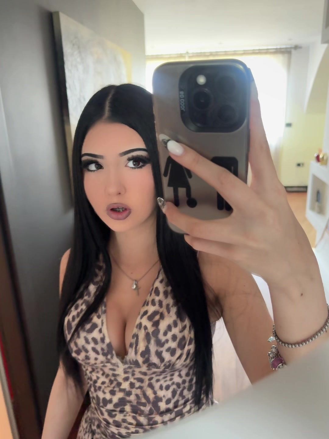 @𝐿𝑒𝑜𝓃𝒶