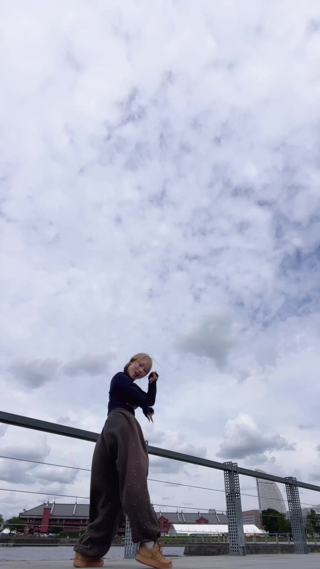 @もな