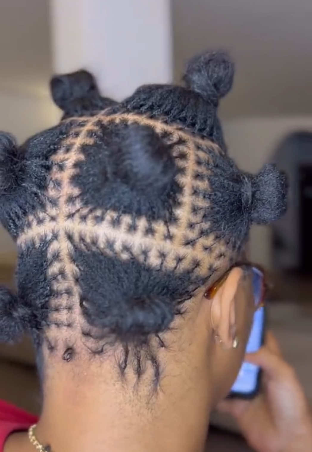@FEMALE BARBER/LOCTICIAN IN LAG