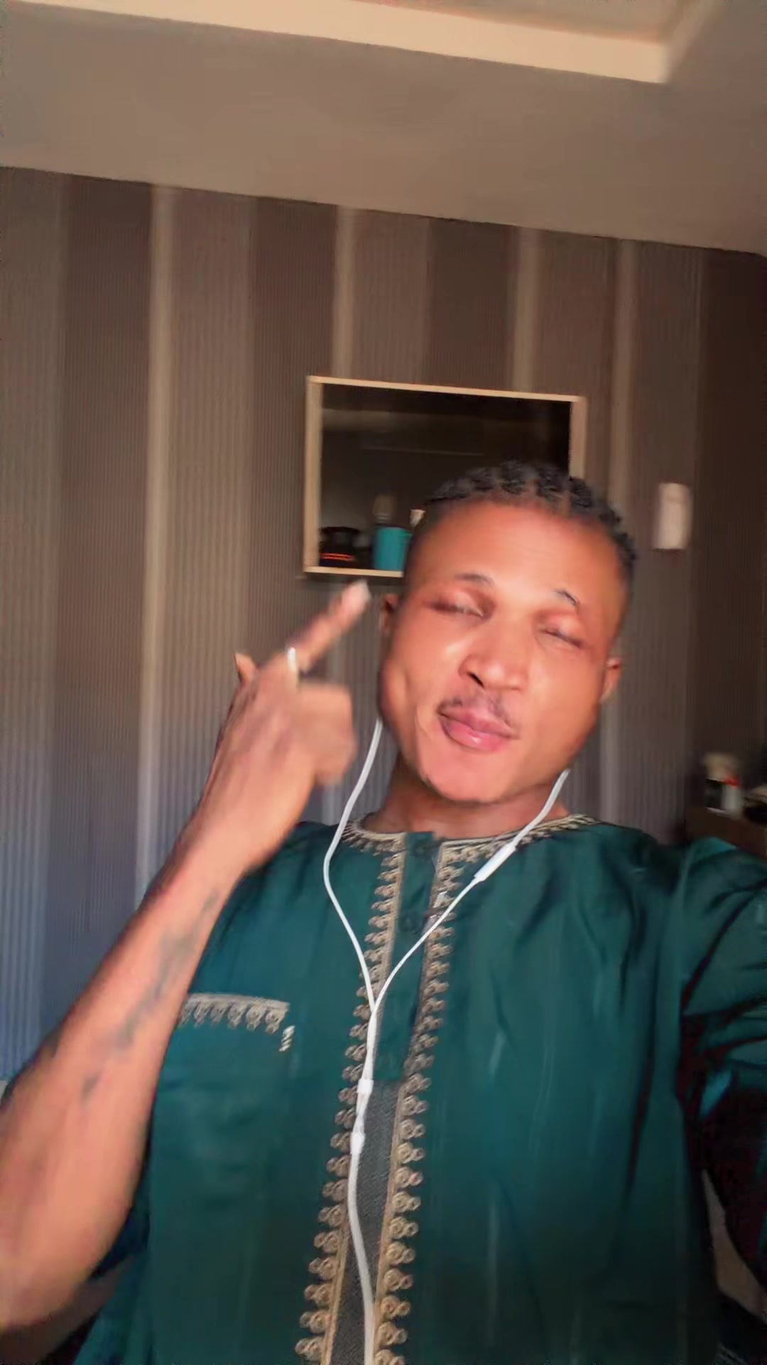 @Mobolaji✌️☮️