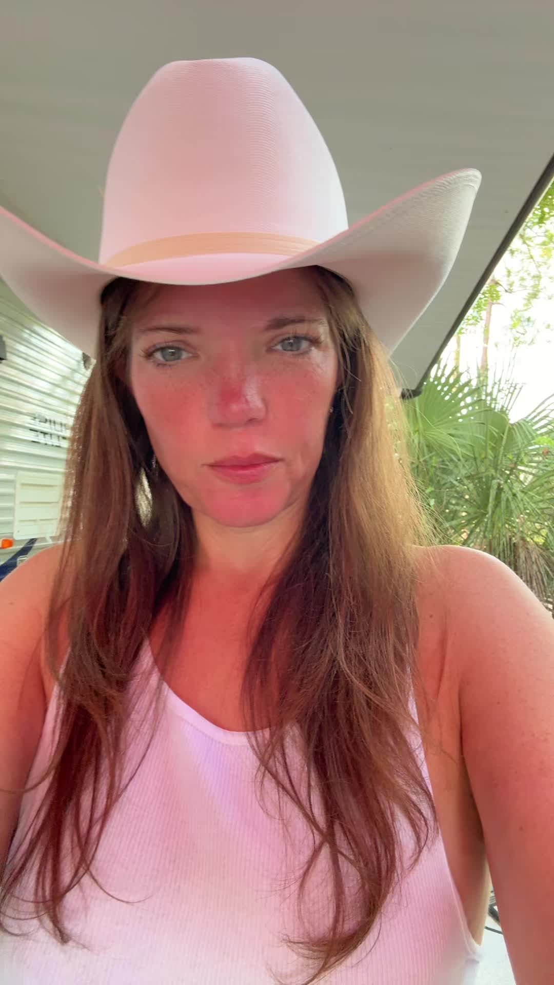 @HotwifeKat