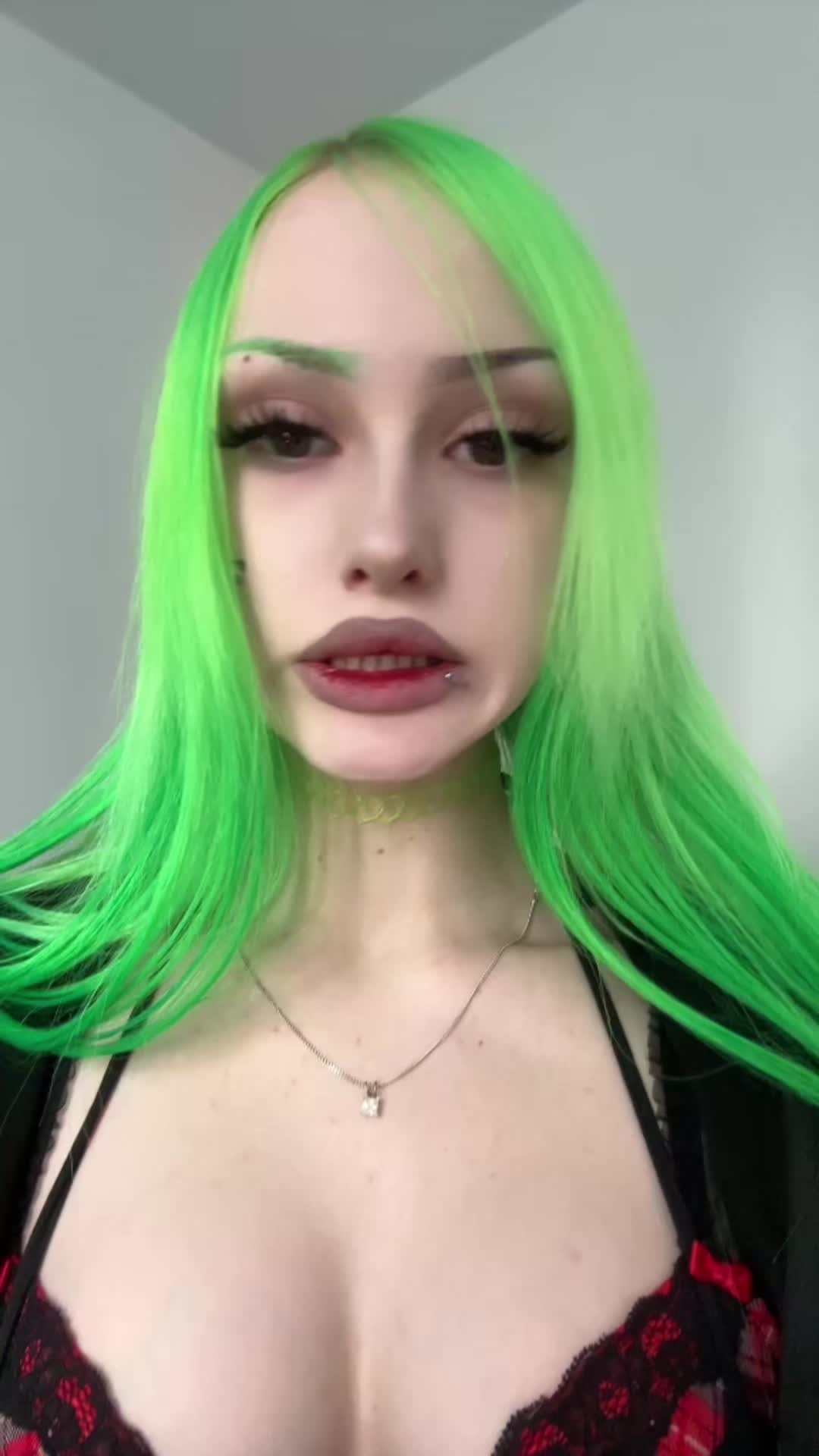 @🙎🏼&zwj;♀️