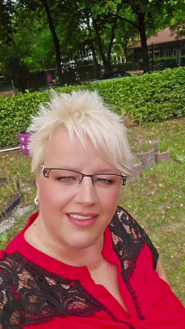 @Lady in Red ⚘️