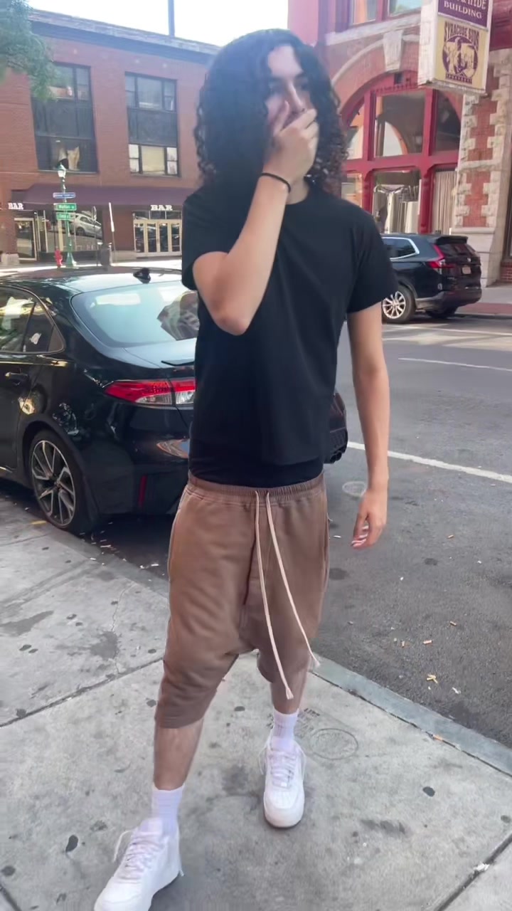 @Thraxr