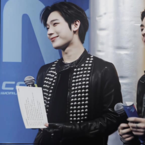 @elena ᥫ᭡.