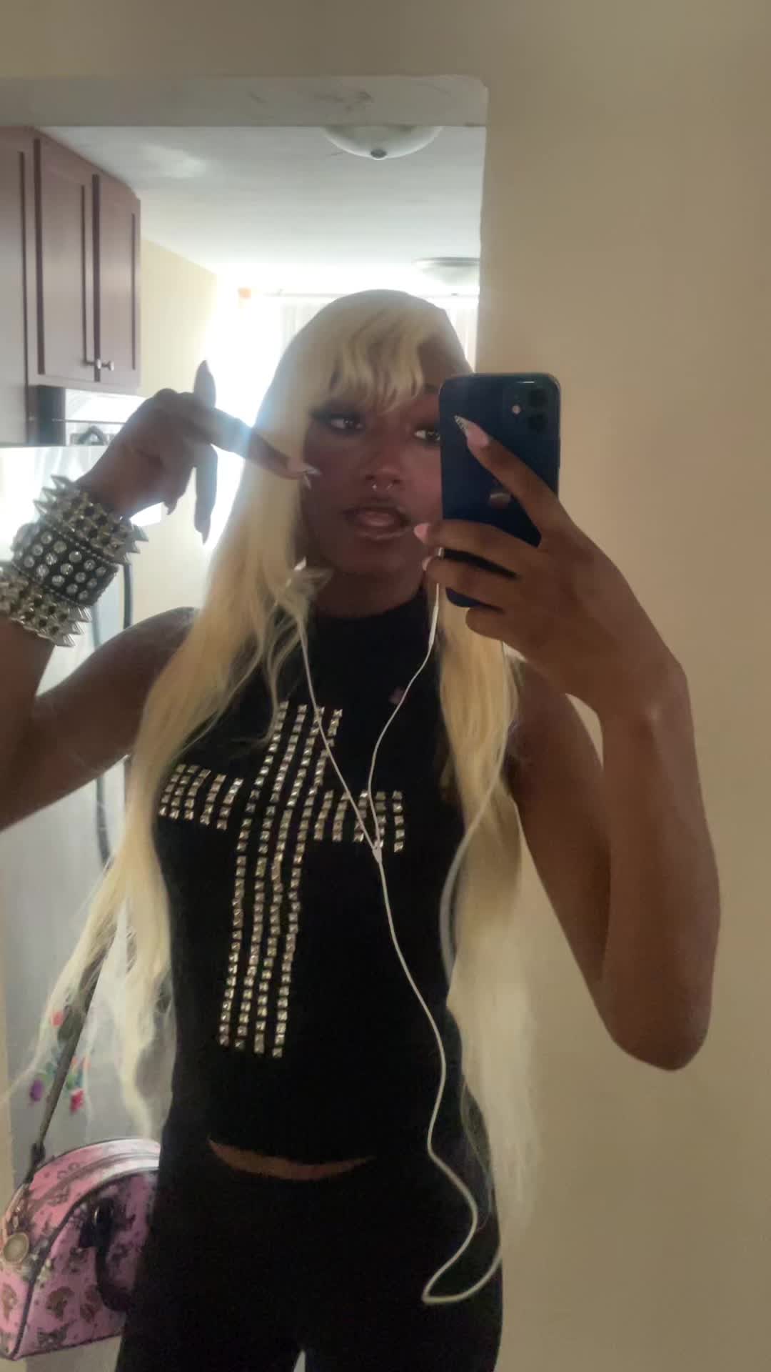 @1THICCNUGGET 👩🏾&zwj;❤️&zwj;💋&zwj;👩🏾
