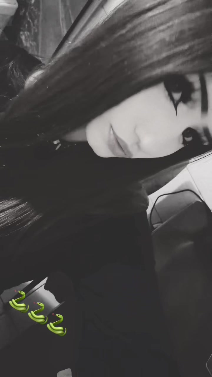 @)))