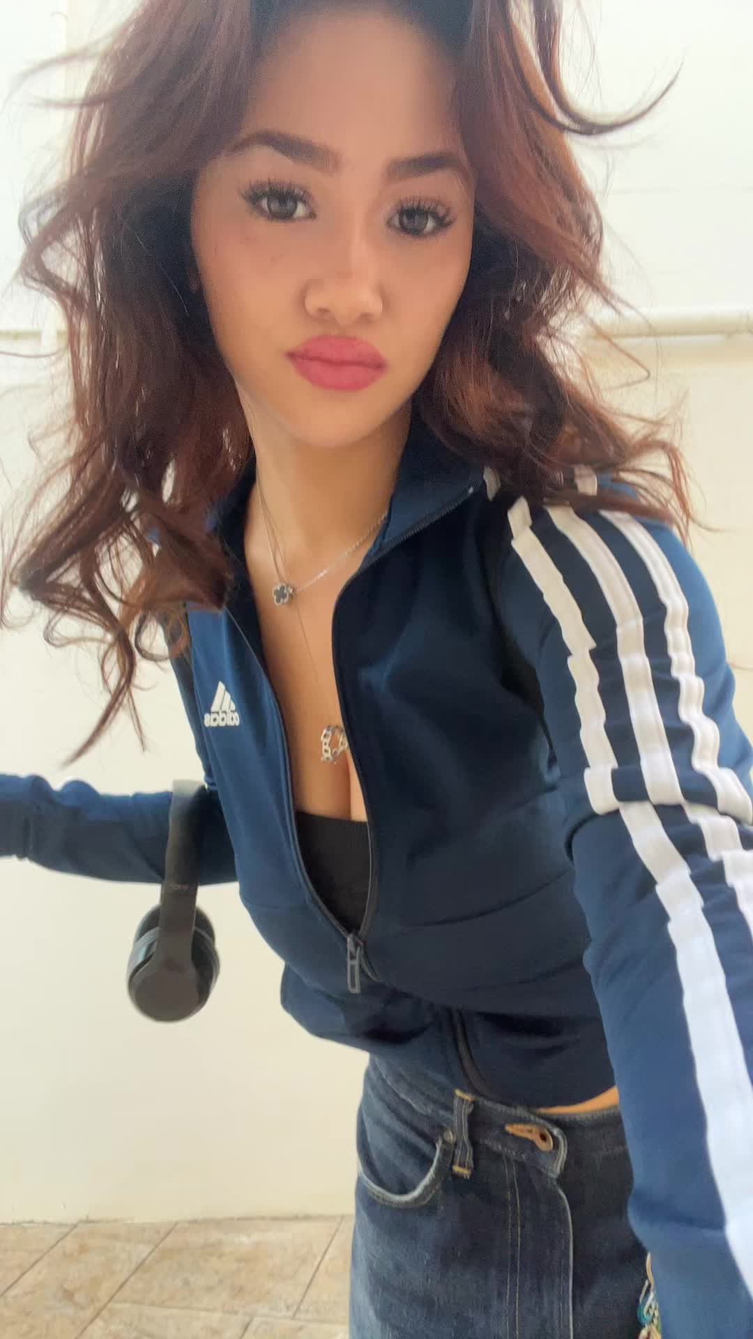 @Livelaughlova