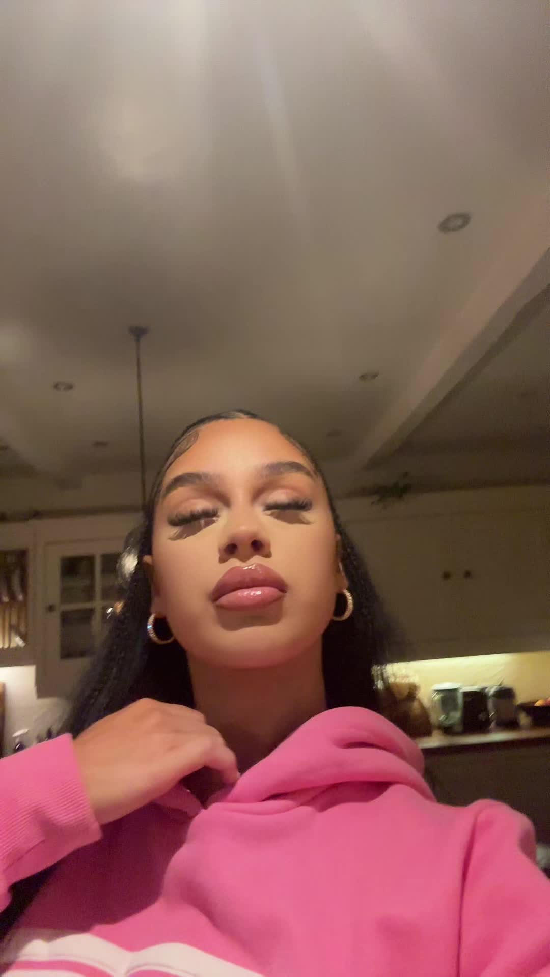 @nelliecharles_