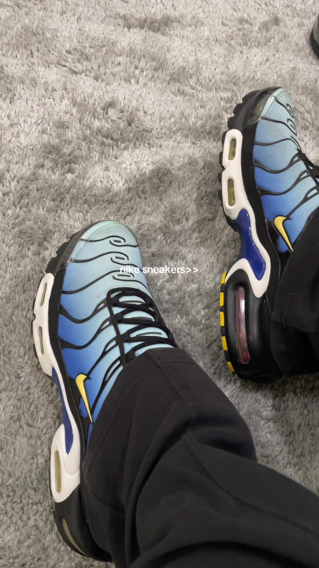 @atom👟