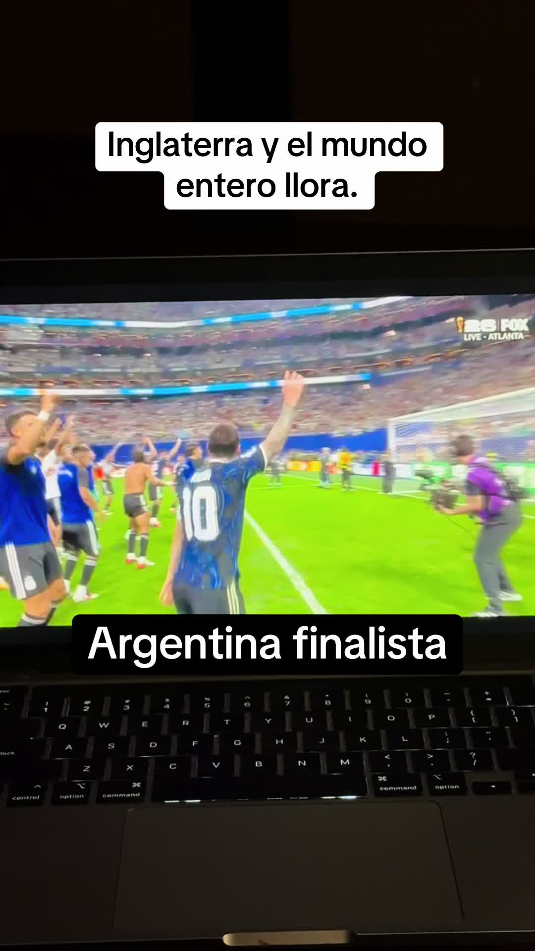 @esmeesposito_
