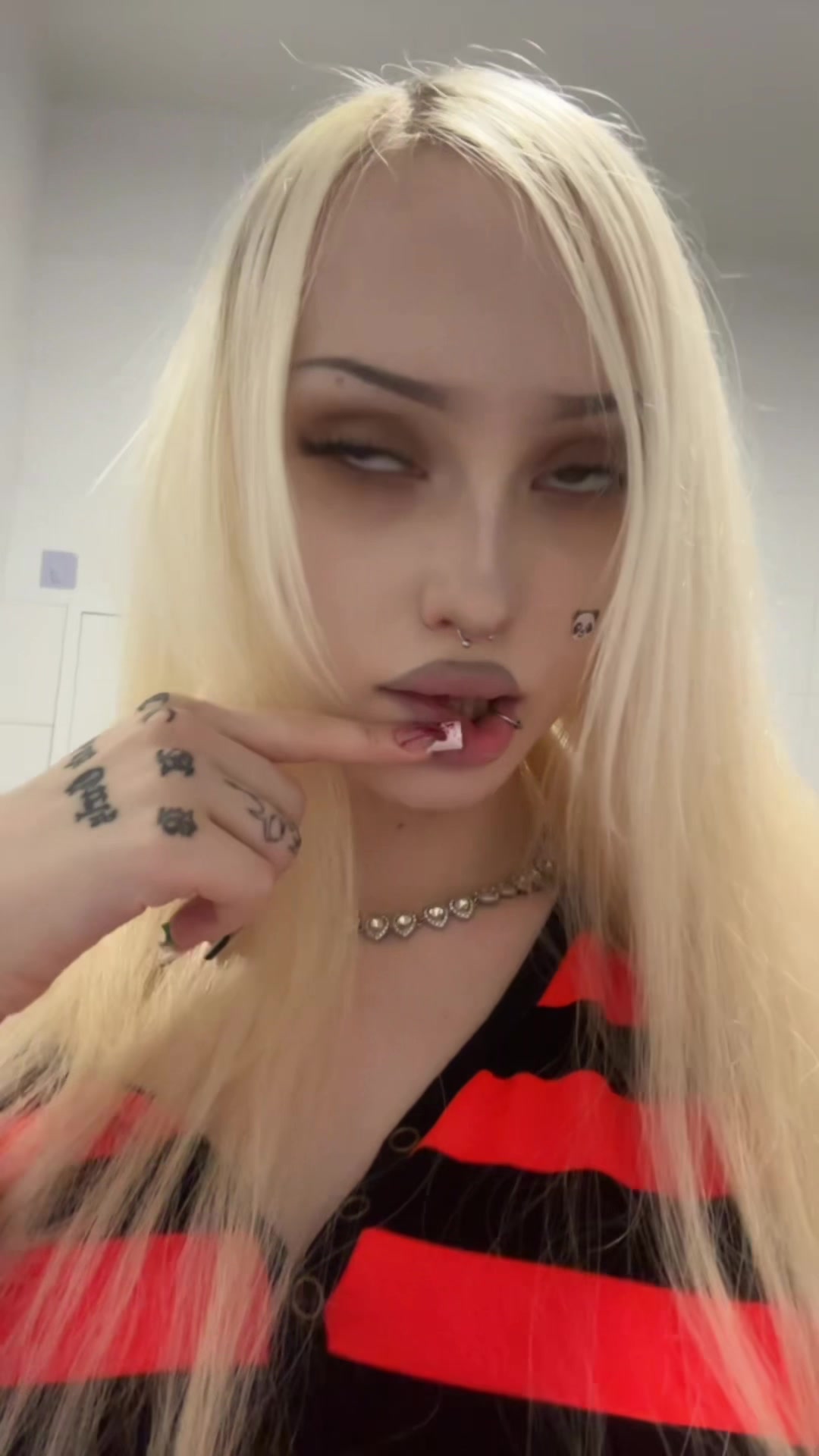 @🙎🏼&zwj;♀️