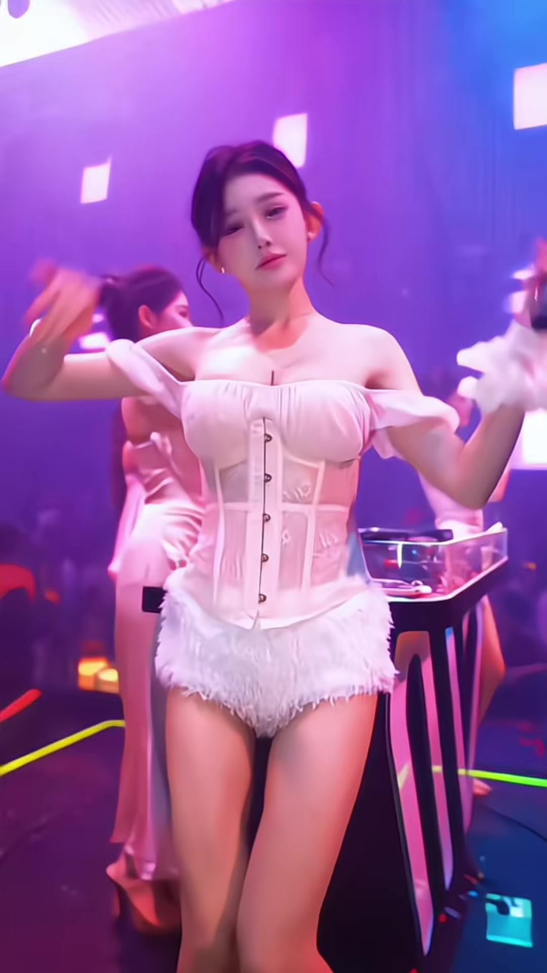 @Xinh đi bar