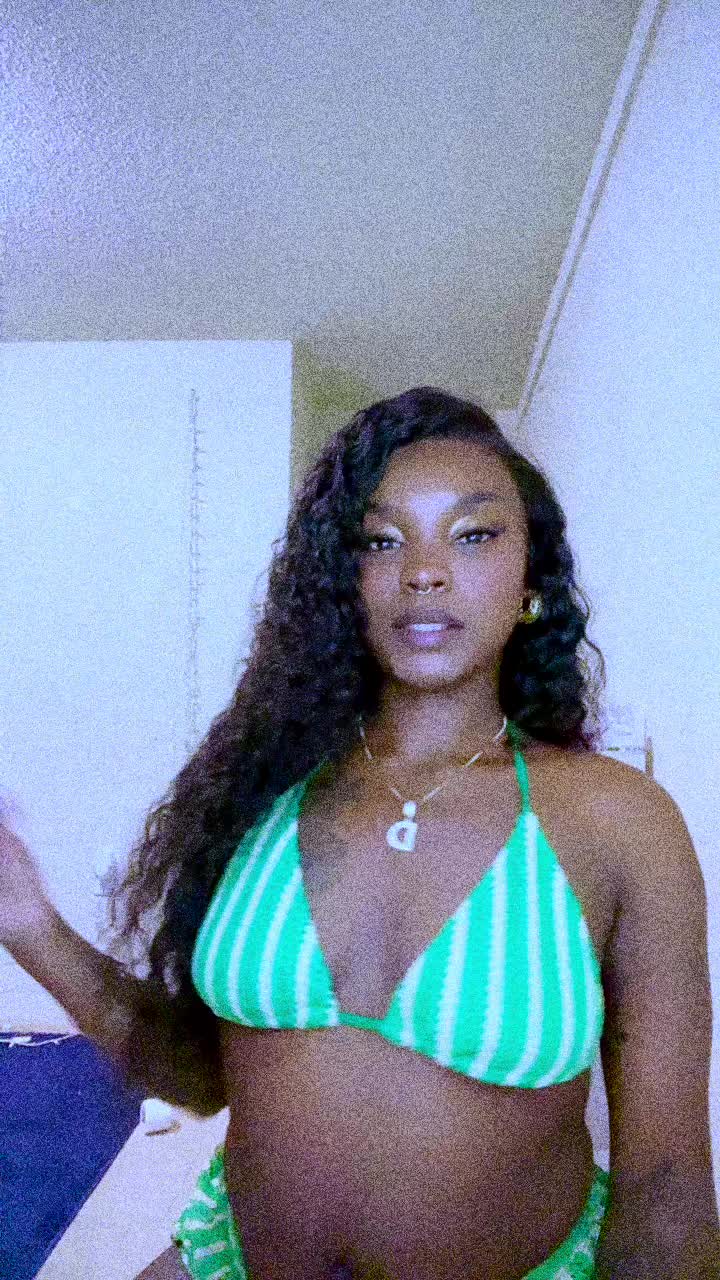 @QueenD🌈♉️