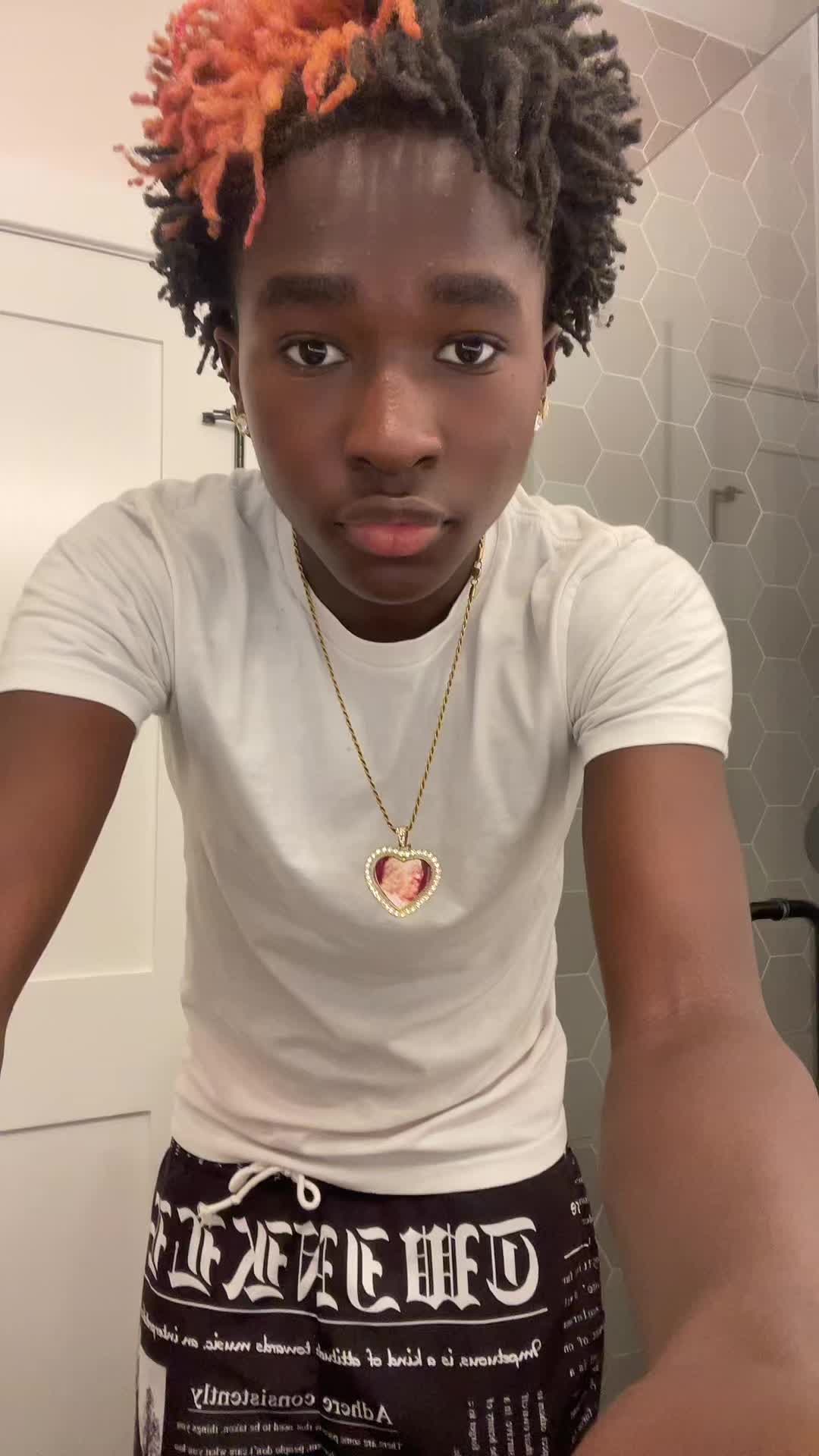 @𝒯𝓎𝑜👩🏽&zwj;🎤