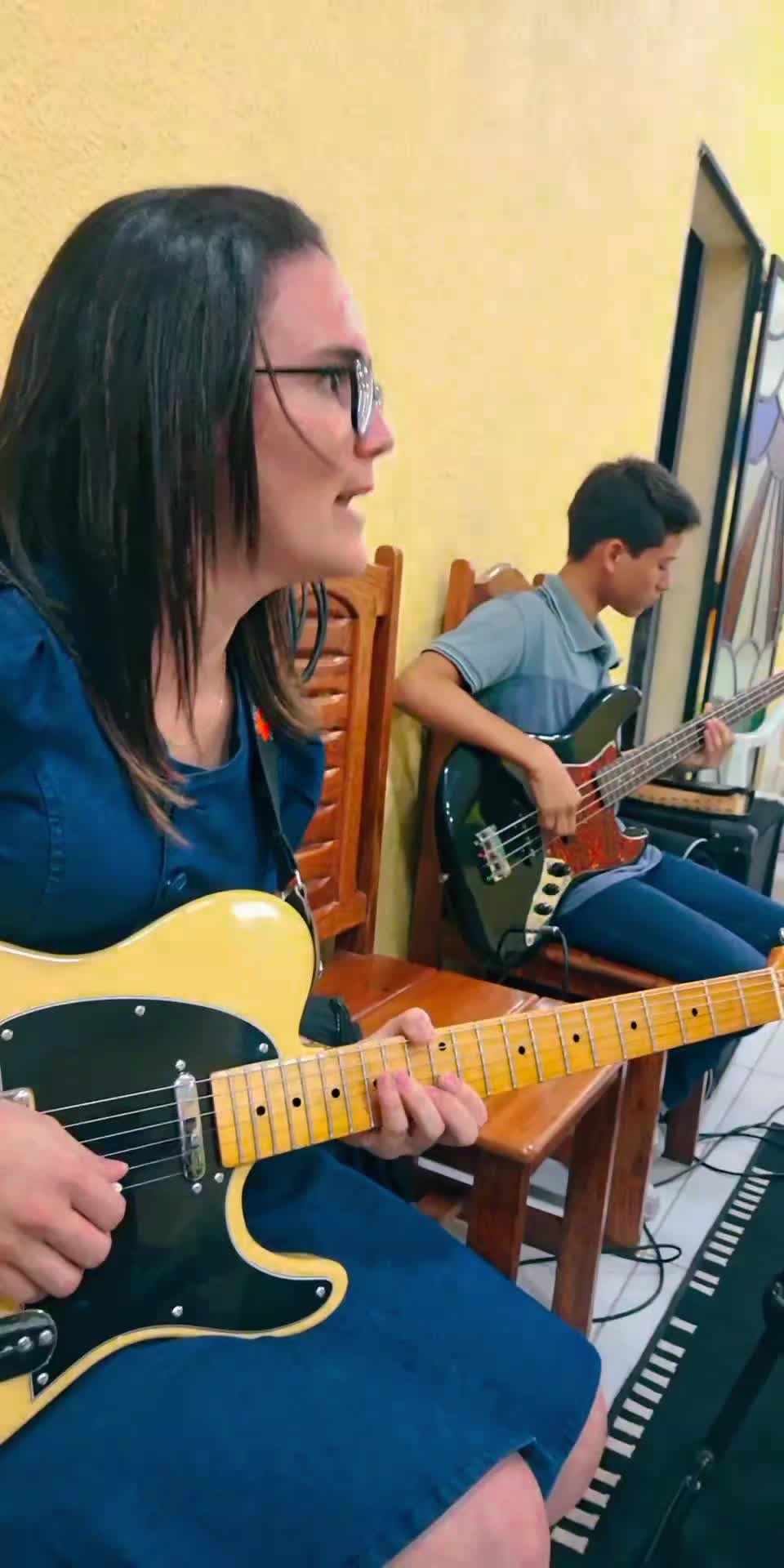 @Tocando Guitarra com Lays