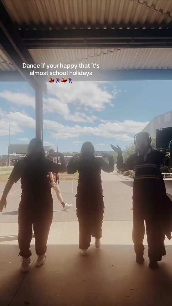 @🦍