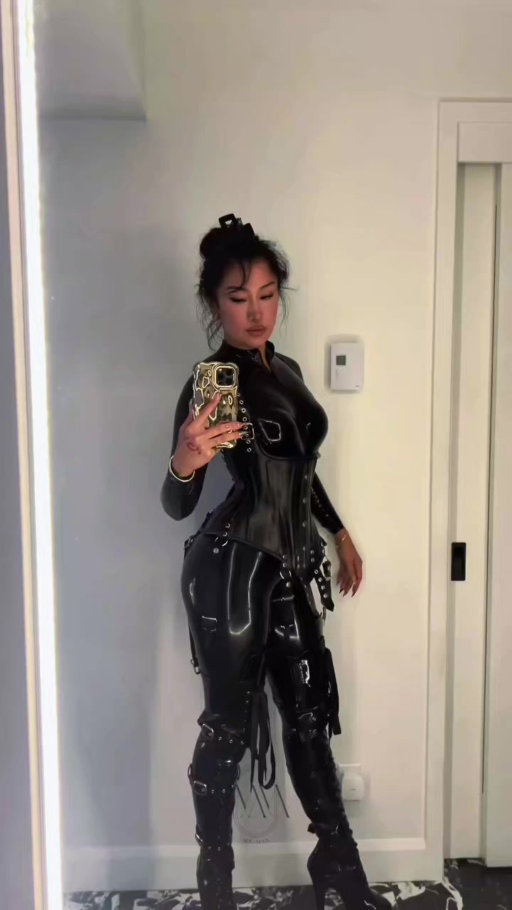 @mistress max