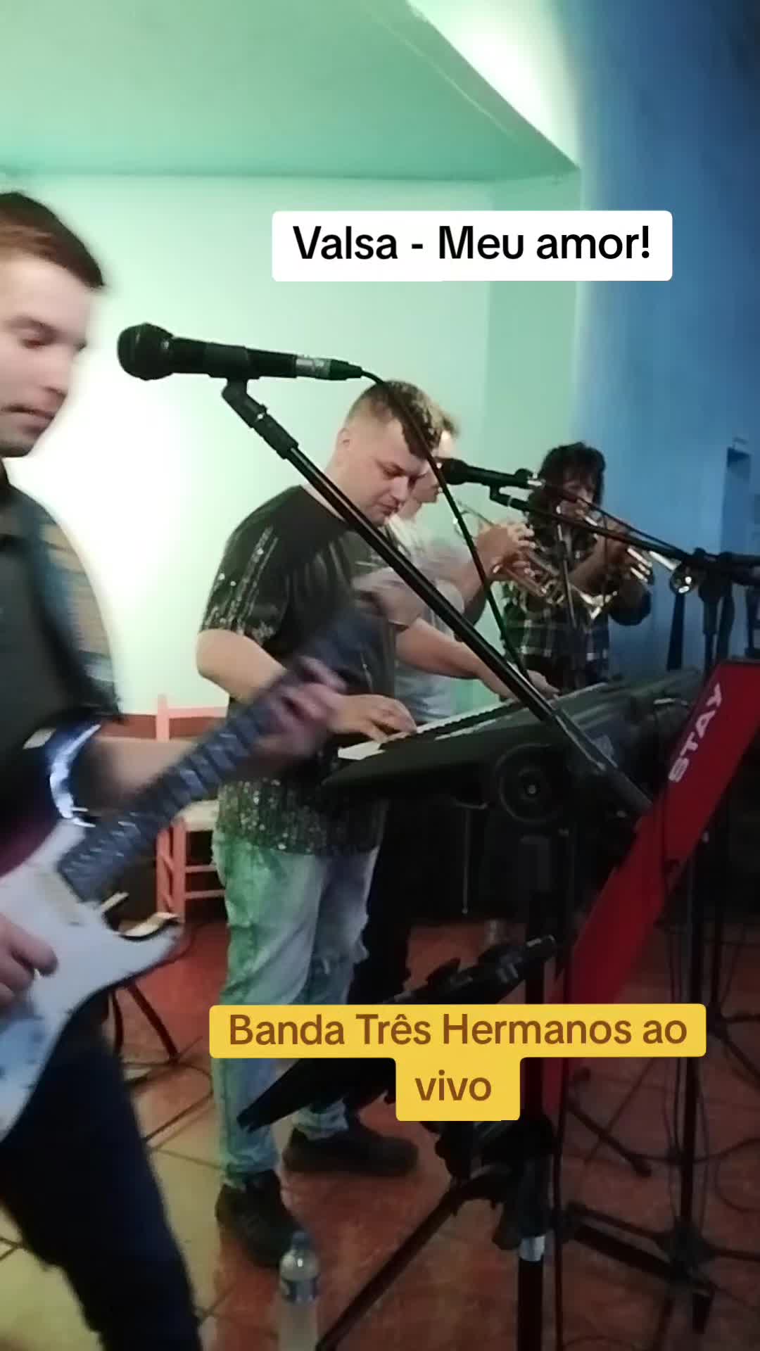 @Tr&ecirc;s Hermanos