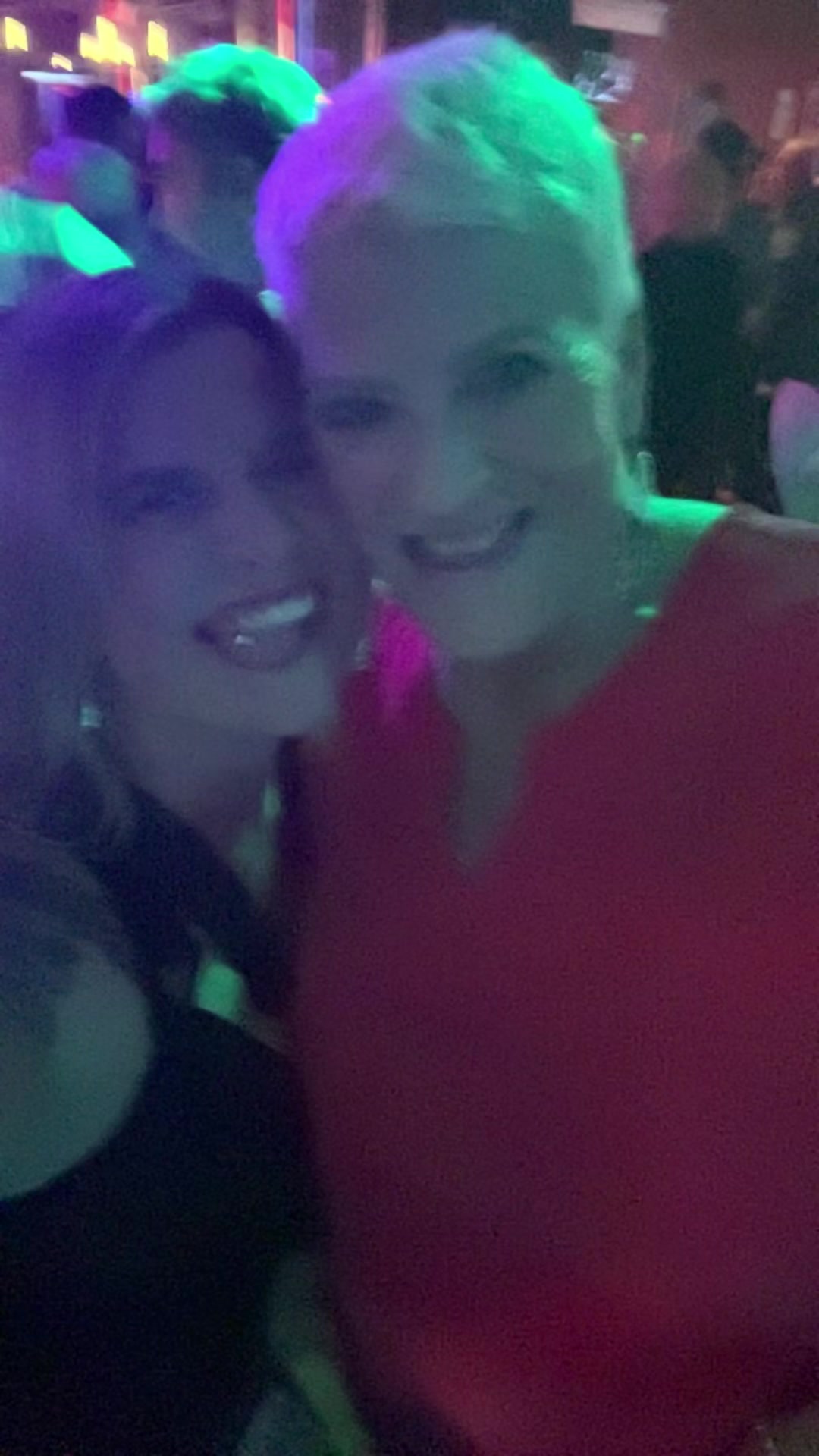@Hotmomvibes