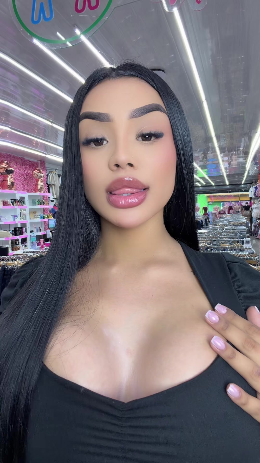 @Tatiqueenoficial 🦋