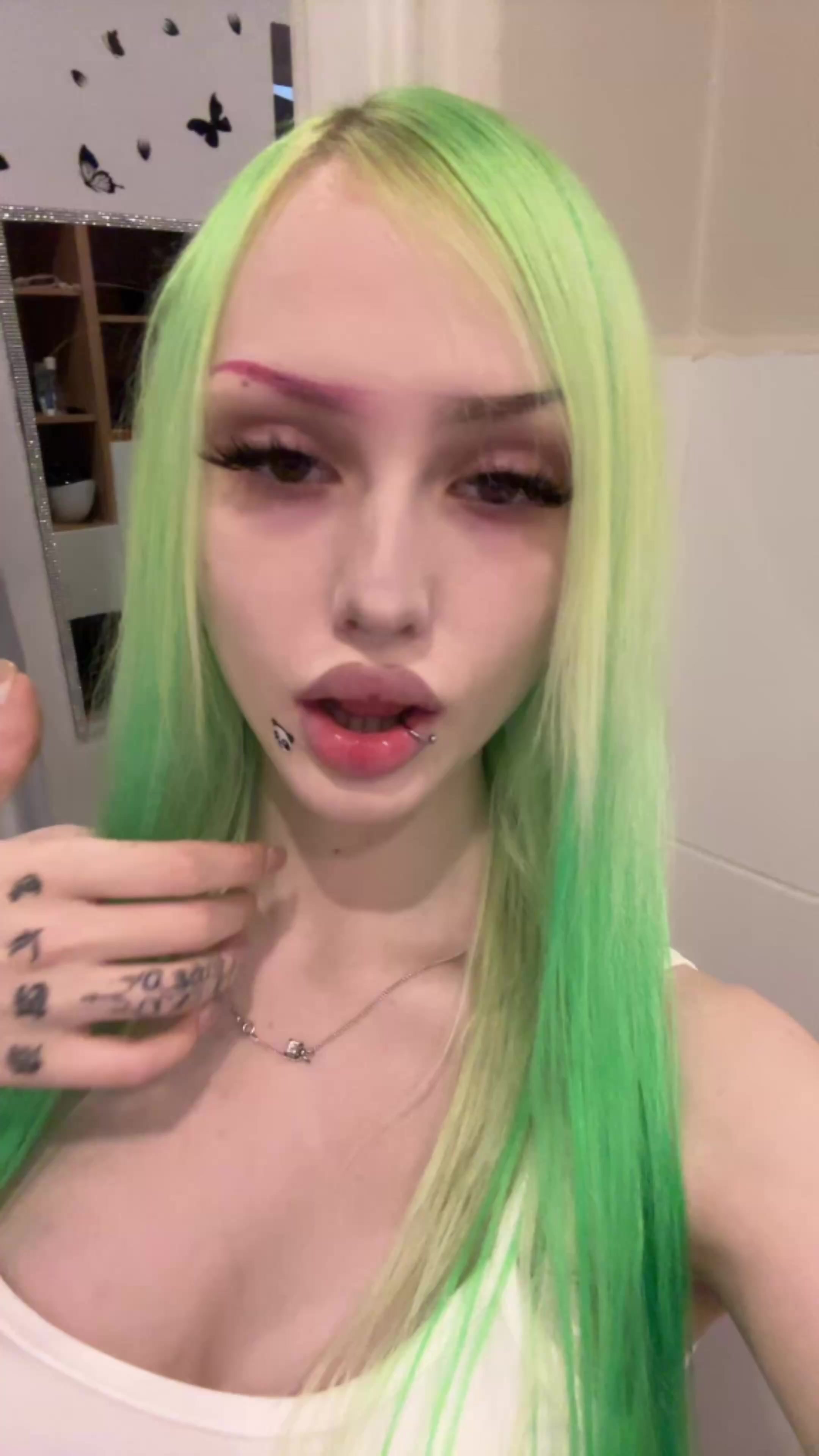 @🙎🏼&zwj;♀️